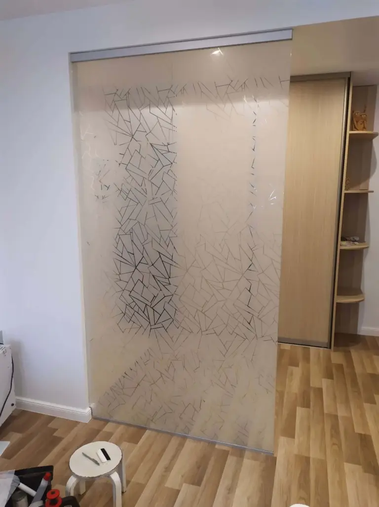 Dekoratiivse geomeetrilise mustriga mattkile kontori klaasvaheseinal