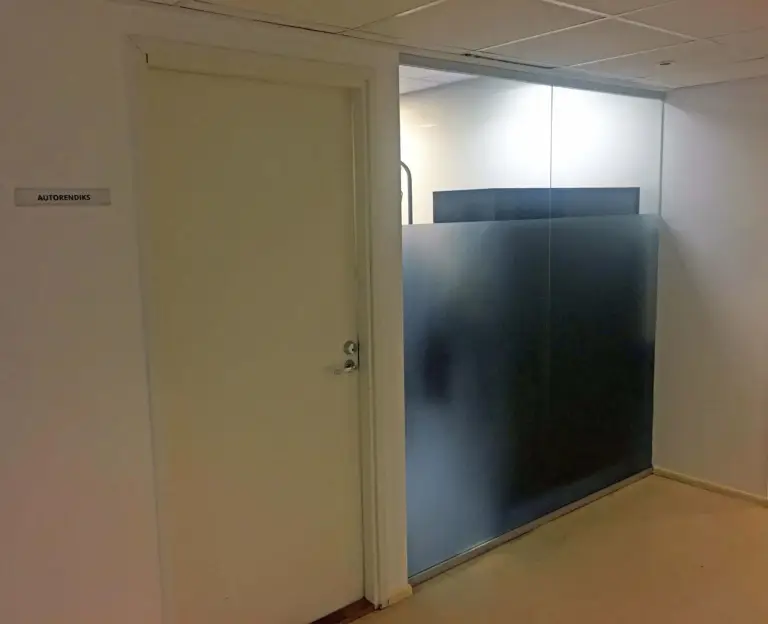 Hele mattkile kontori klaasvaheseinal privaatsuse suurendamiseks