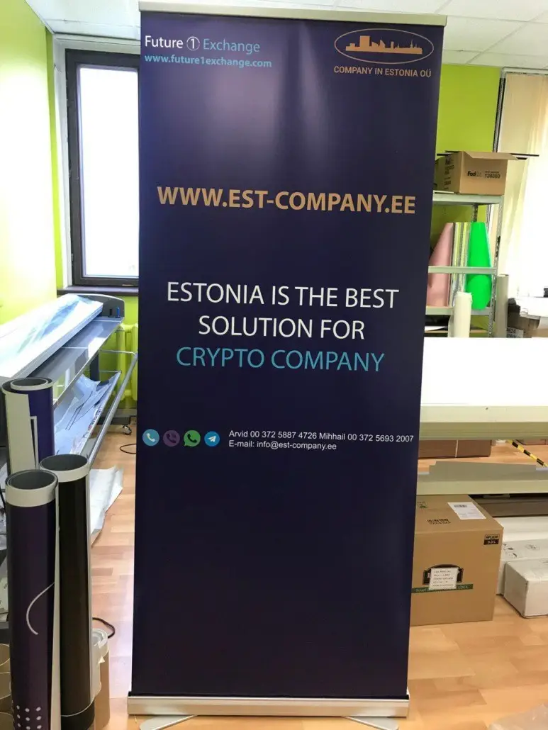 Roll-up reklaamstend kirjaga Future Exchange ja veebiaadressiga
