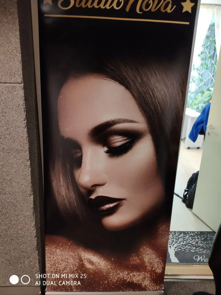 Roll-up stend naise portree, sädeleva jumestuse ja Studio Nova kirjaga