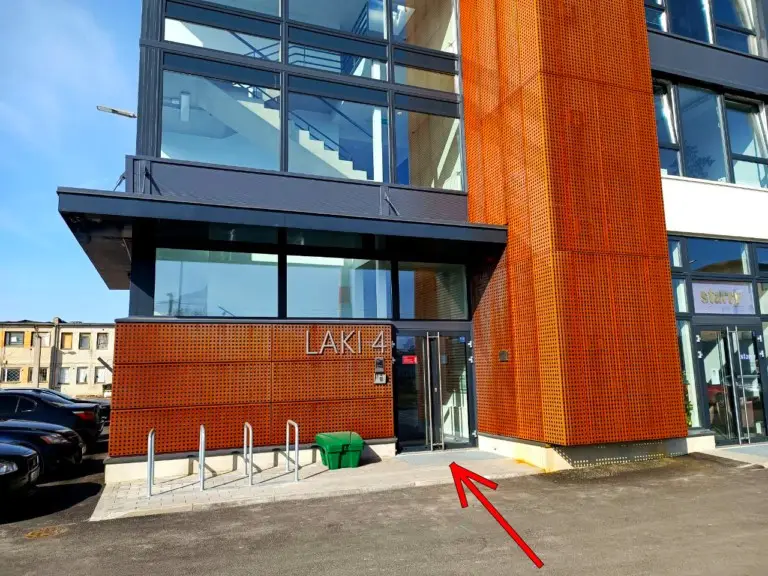 Вход в здание Laki 4 с указателем к офису Decords