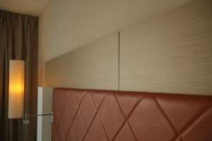 Оклейка стеновых панелей: Позволяет быстро освежить и преобразить стены, создавая новый образ комнаты.