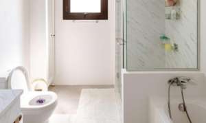 Оклейка ванных комнат: Преобразует мебель и элементы интерьера в ванной, создавая стильное и практичное пространство.