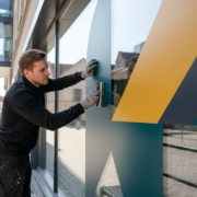 Aknareklaami trükkimine ja paigaldus Tallinnas: Kuidas muuta vaateaken müügikanaliks?
