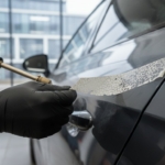Autokleebiste eemaldamine Tallinnas: Kuidas säästa auto värvi ja oma aega?