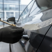 Autokleebiste eemaldamine Tallinnas: Kuidas säästa auto värvi ja oma aega?