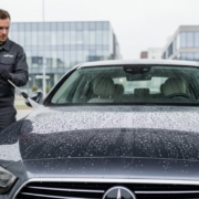 Kiletatud auto hooldus Tallinnas: Täielik juhend kile pikaealisuse tagamiseks