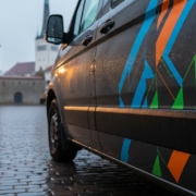 Veekindlad kleebised Tallinnas: Kuidas valida ja tellida vastupidavaid kleepse (2026)