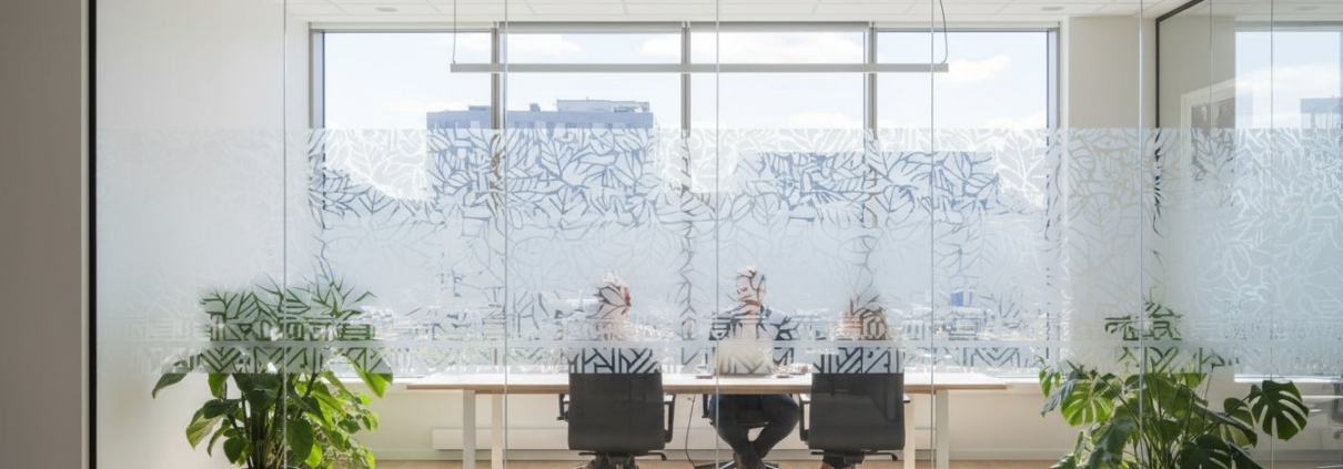 Aknakleebised kontorisse Tallinnas: Modernsed lahendused ja trendid 2026