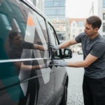 Logokleebiste trükk Tallinnas: Kuidas luua oma brändile kohene vau-efekt?