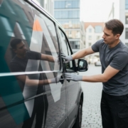 Logokleebiste trükk Tallinnas: Kuidas luua oma brändile kohene vau-efekt?