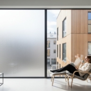 Privaatsuskile aknale paigaldus Tallinnas: Täielik juhend 2026