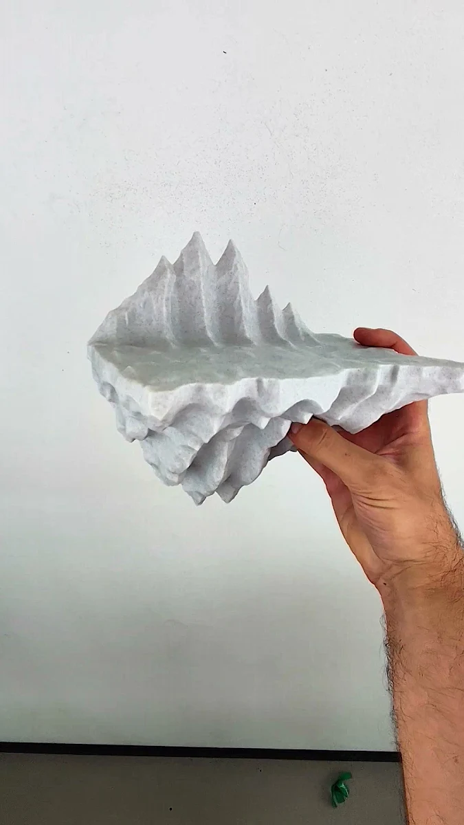Серый скульптурный 3D-печатный держатель в форме руки из мастерской Decords