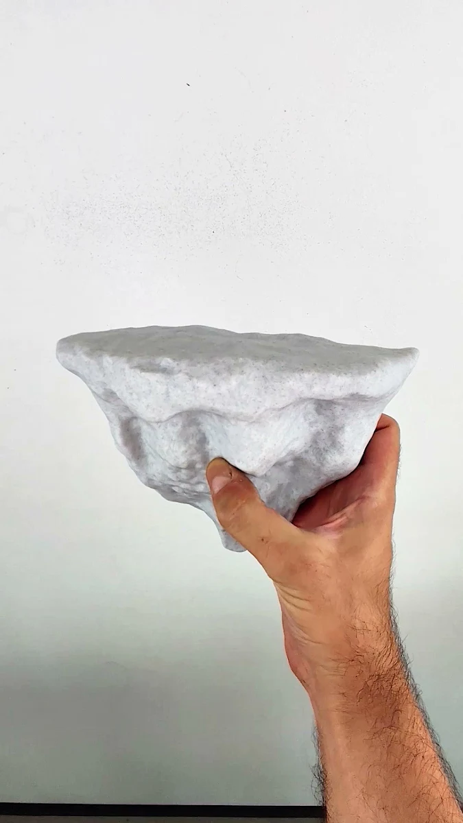 Рельефная 3D-печатная модель со слоистыми выступами и впадинами в руке