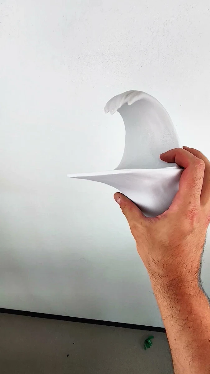 Белый волнообразный 3D-печатный прототип, изготовленный Decords в Таллинне