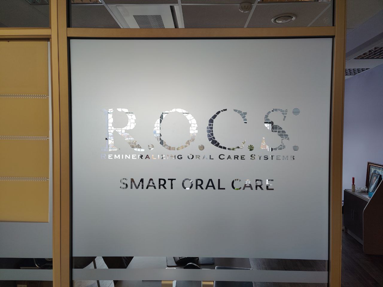 Матовое стекло с логотипом R.O.C.S. и надписью Smart Oral Care