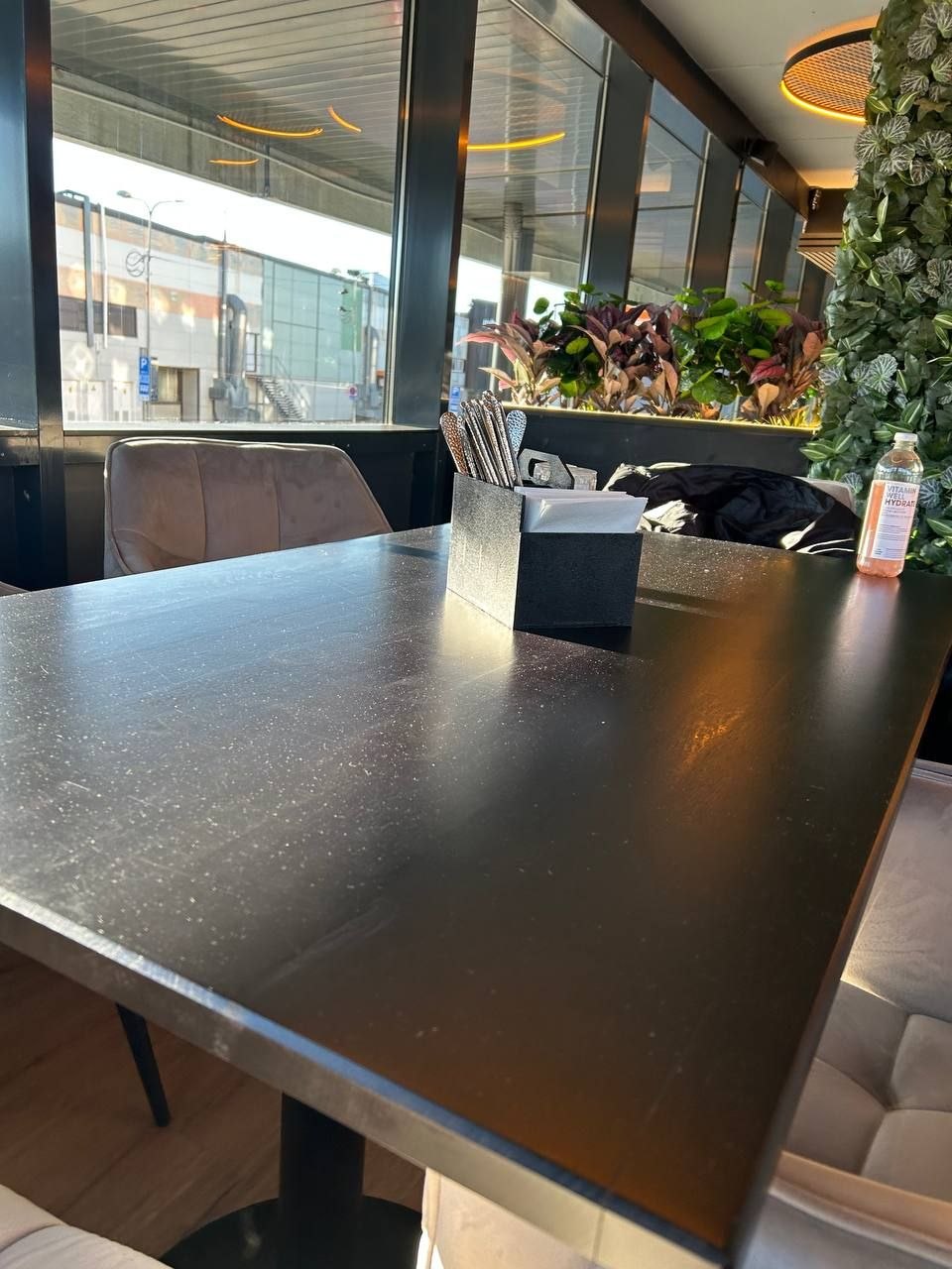 Kamikadze restorani tume laud kulumisjälgedega enne kiletamist